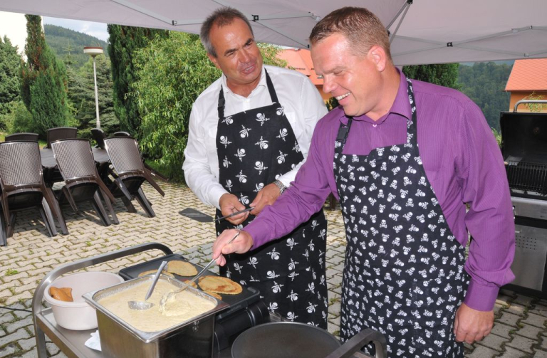 hejtman a radní Petráček při grilování 